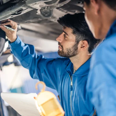 Reparatur in der Werkstatt. KFZ Gutachter Cashback Reparatur in der Werkstatt. KFZ Gutachter Cashback